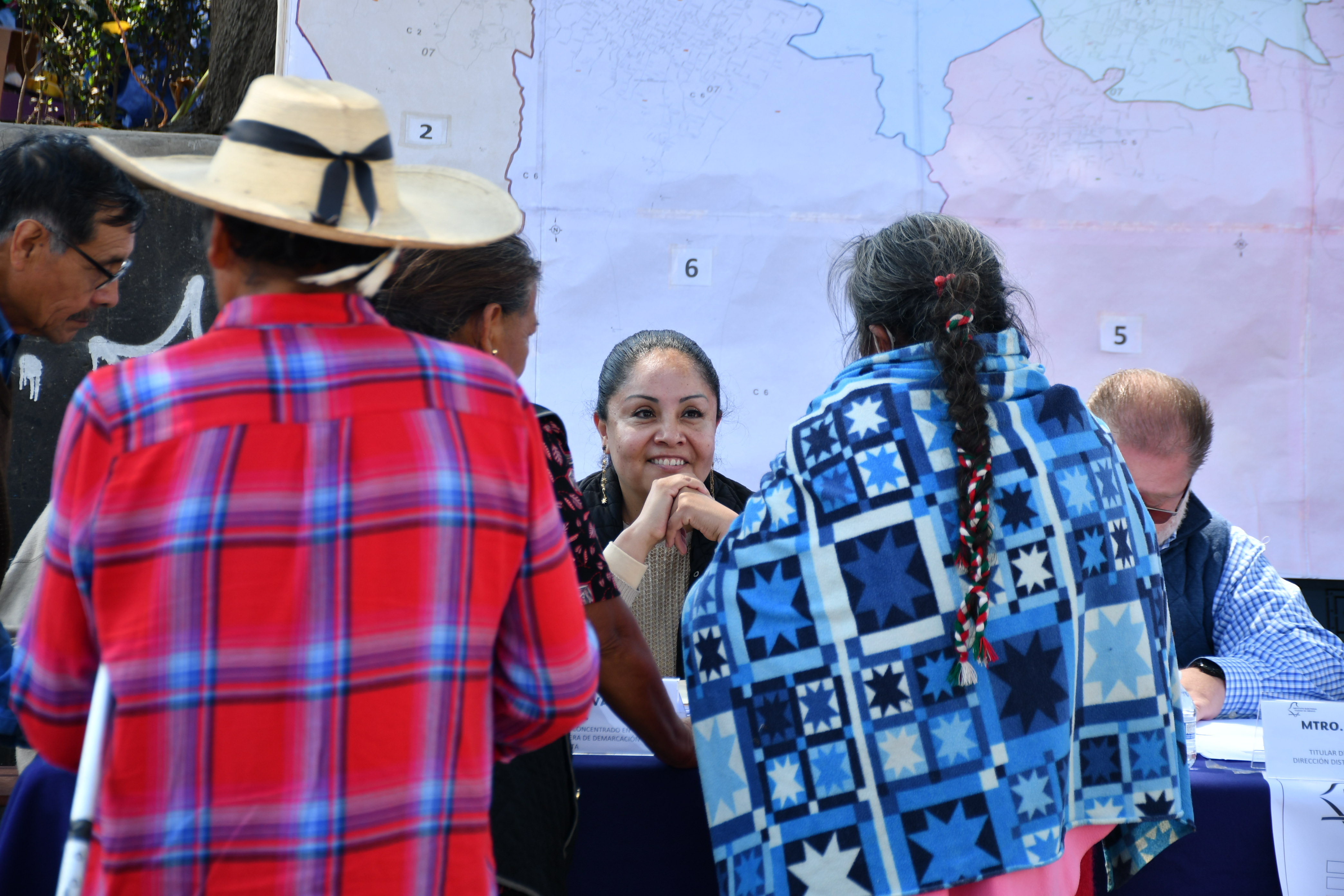 imagen-de-fondo-carrusel-jovenes-votando